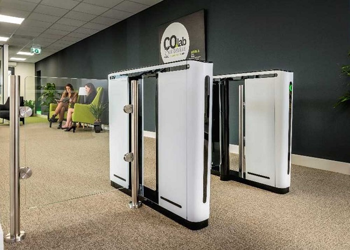 Cua-xoay-an-ninh-giup-kiem-soat-nguoi-ra-vao-cho-co-so-doanh-nghiep